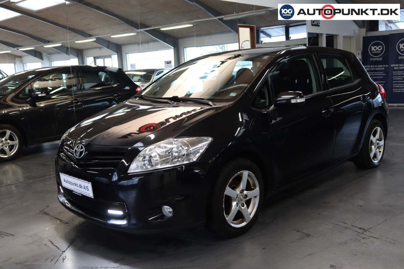 Sort Toyota Auris fra 2013 set udefra