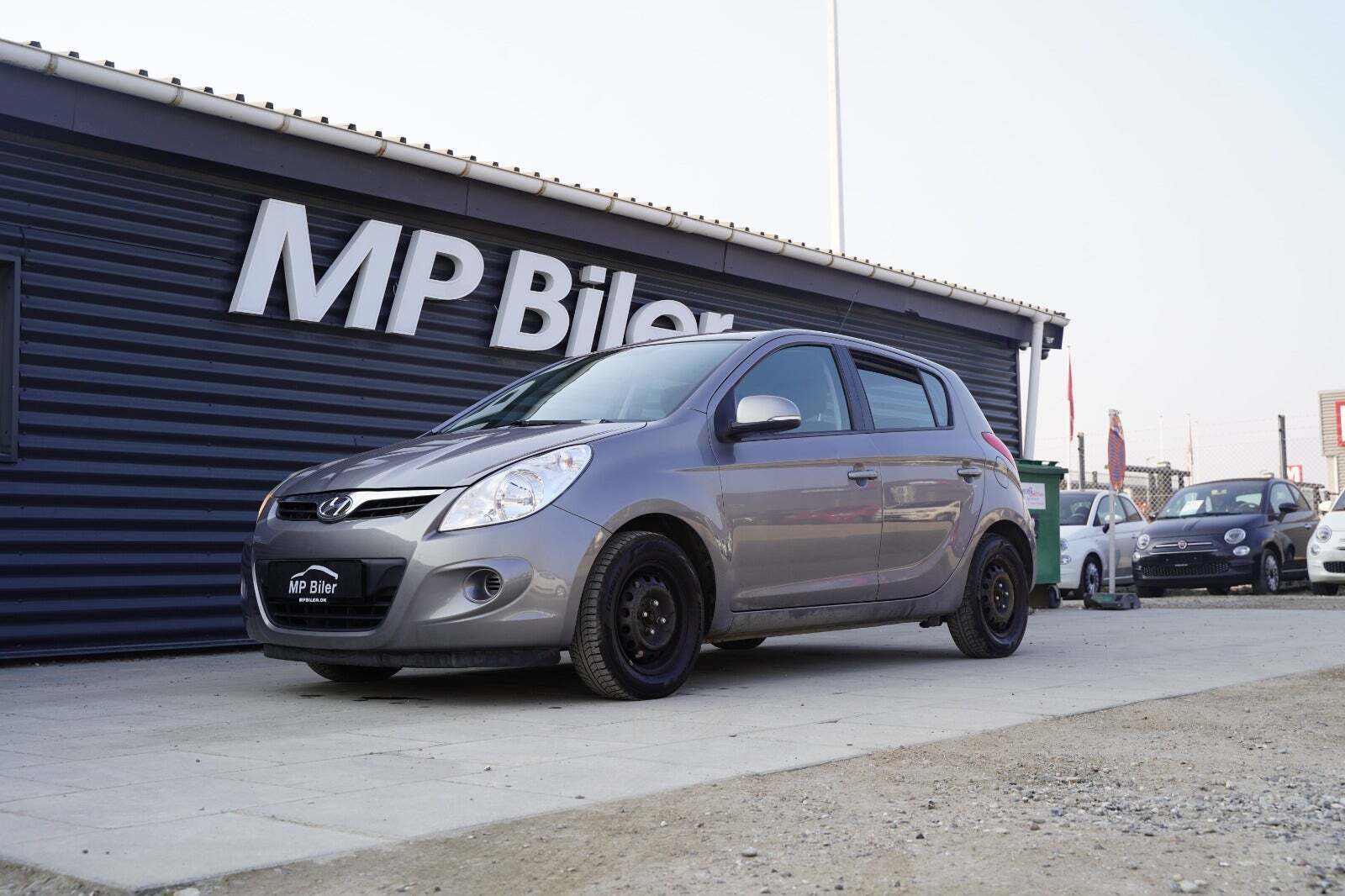 Grå Hyundai i20 fra 2012 set udefra