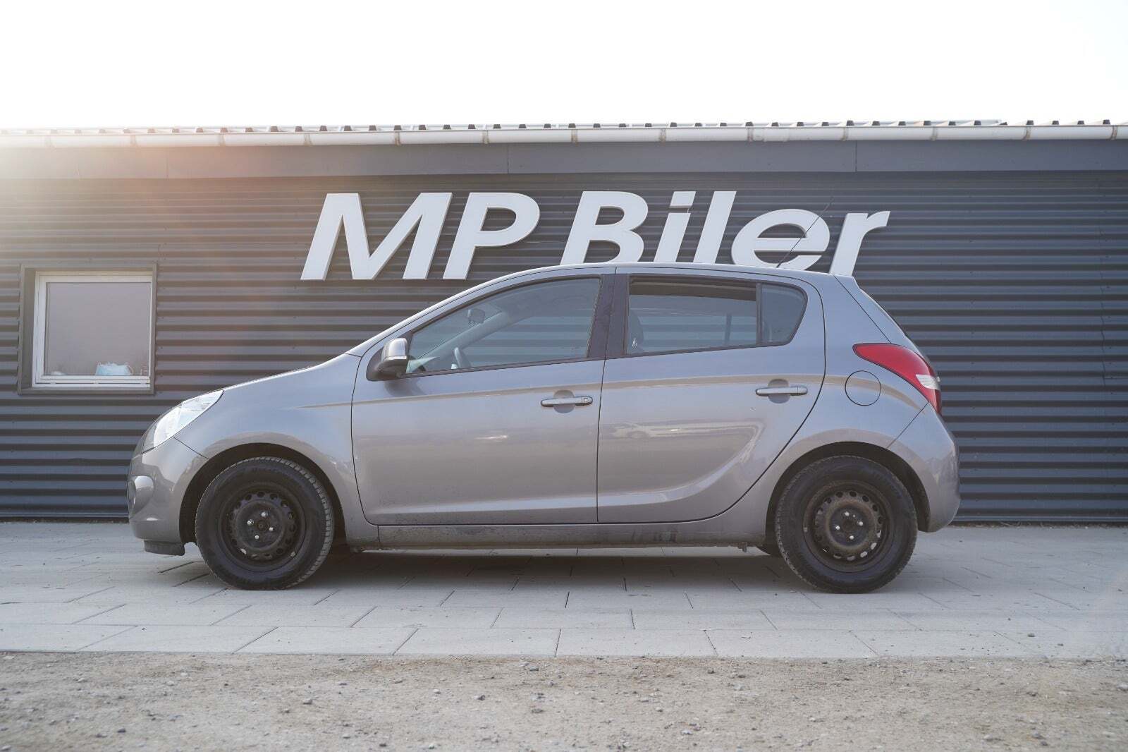 Grå Hyundai i20 fra 2012