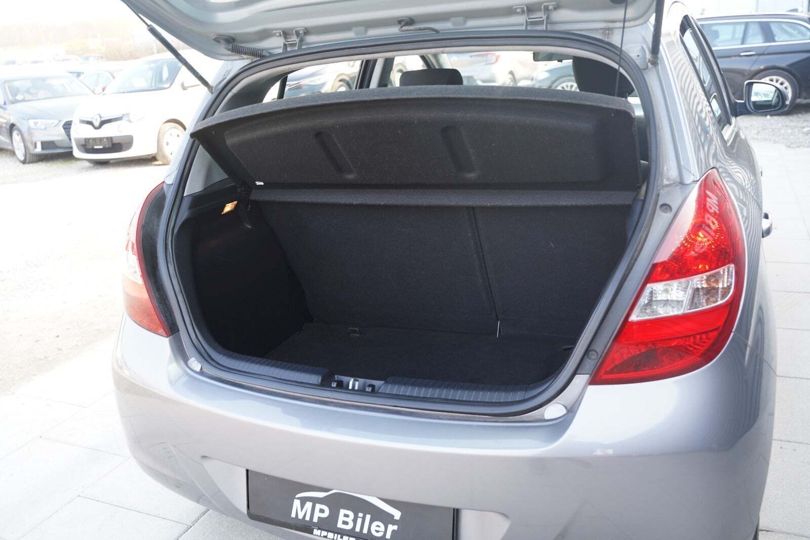 Grå Hyundai i20 fra 2012