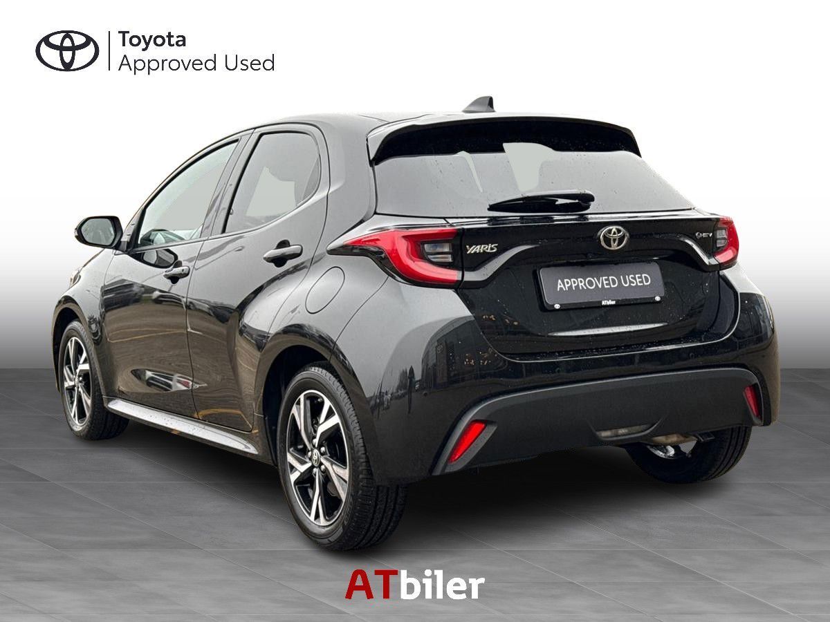 Sort Toyota Yaris fra 2024