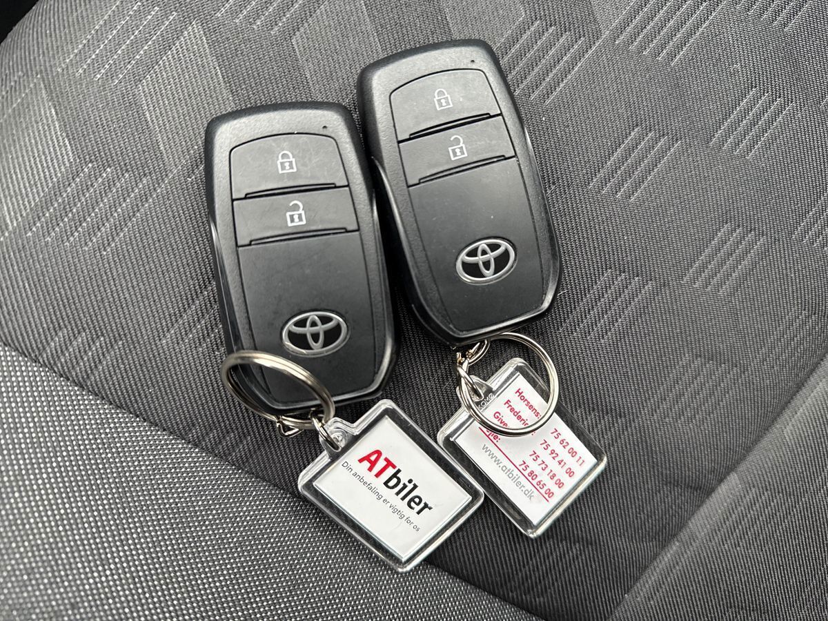 Sort Toyota Yaris fra 2024 set udefra