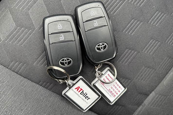 Sort Toyota Yaris fra 2024 set udefra