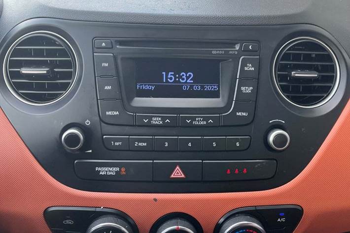 Sort Hyundai i10 fra 2015