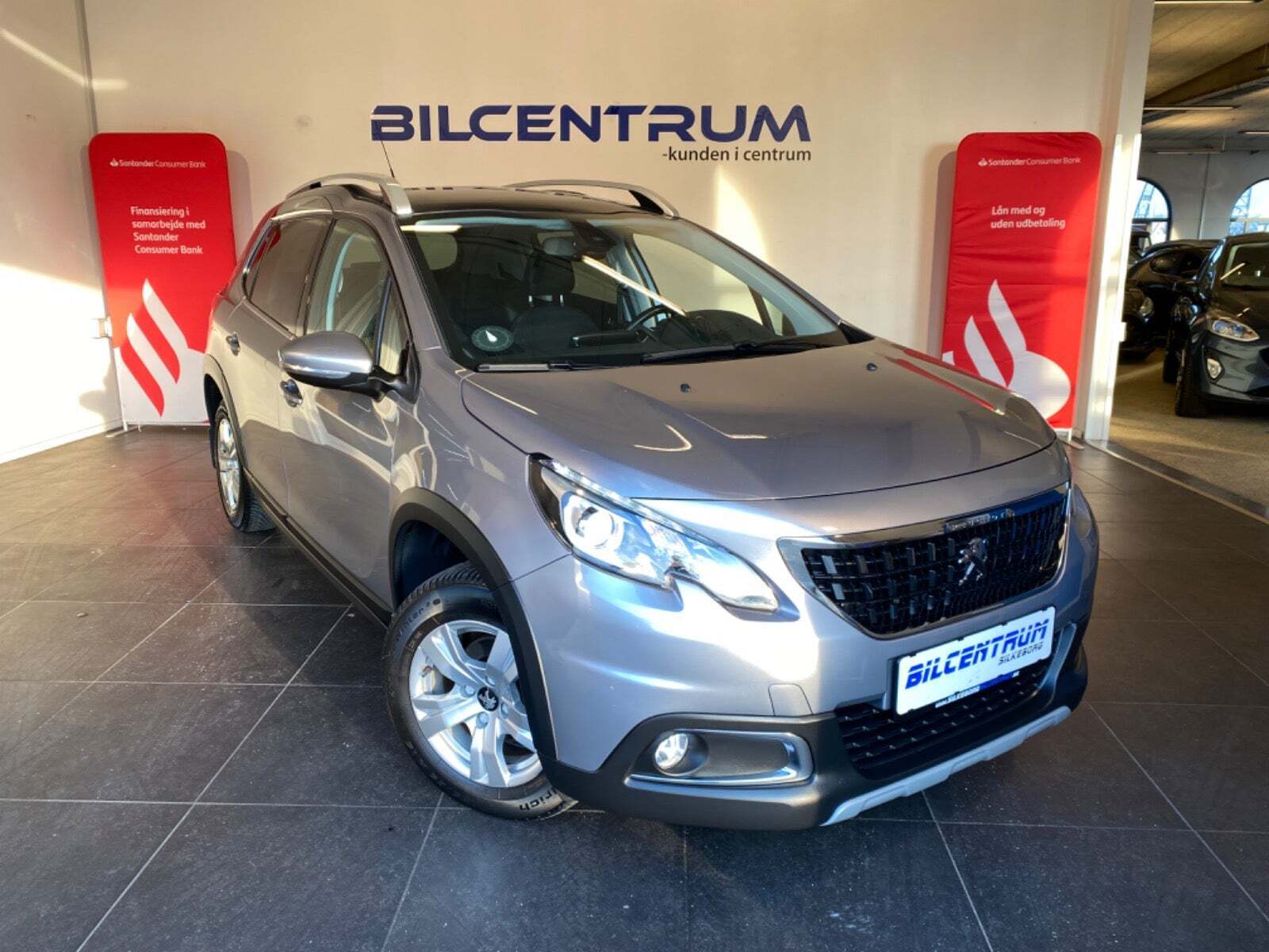 Sølv Peugeot 2008 fra 2017 set udefra