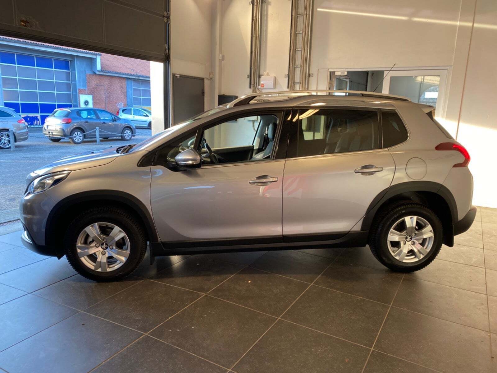 Sølv Peugeot 2008 fra 2017