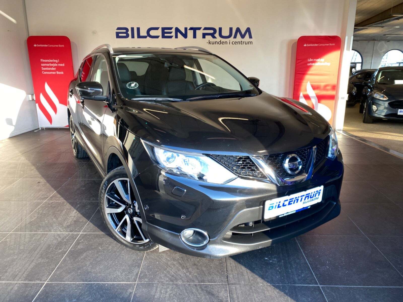 Sort Nissan Qashqai fra 2016 set udefra