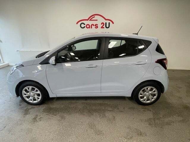Grå Hyundai i10 fra 2020