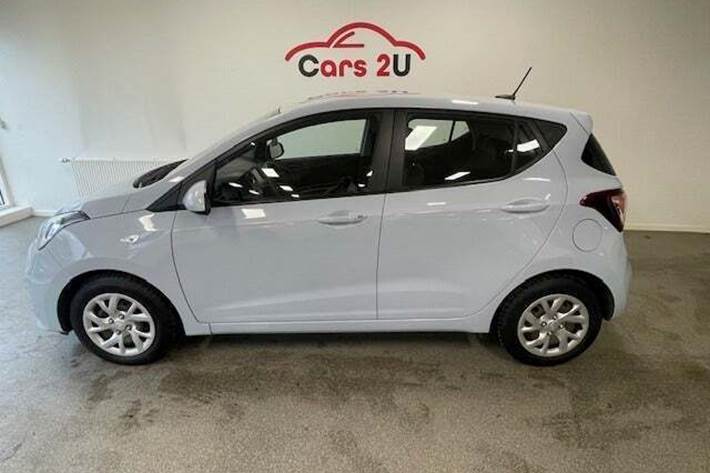 Grå Hyundai i10 fra 2020