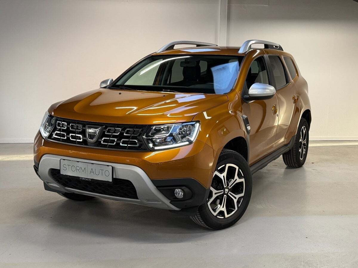 Orange Dacia Duster fra 2021 set udefra