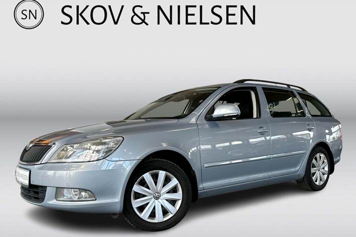 Grå Skoda Octavia fra 2011 set udefra