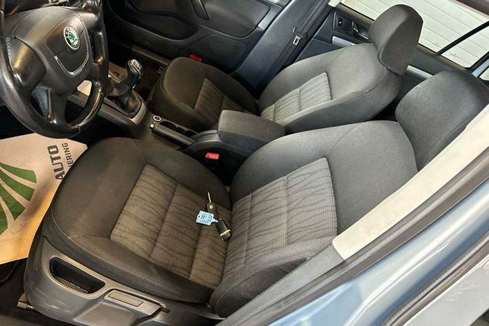 Grå Skoda Octavia fra 2011