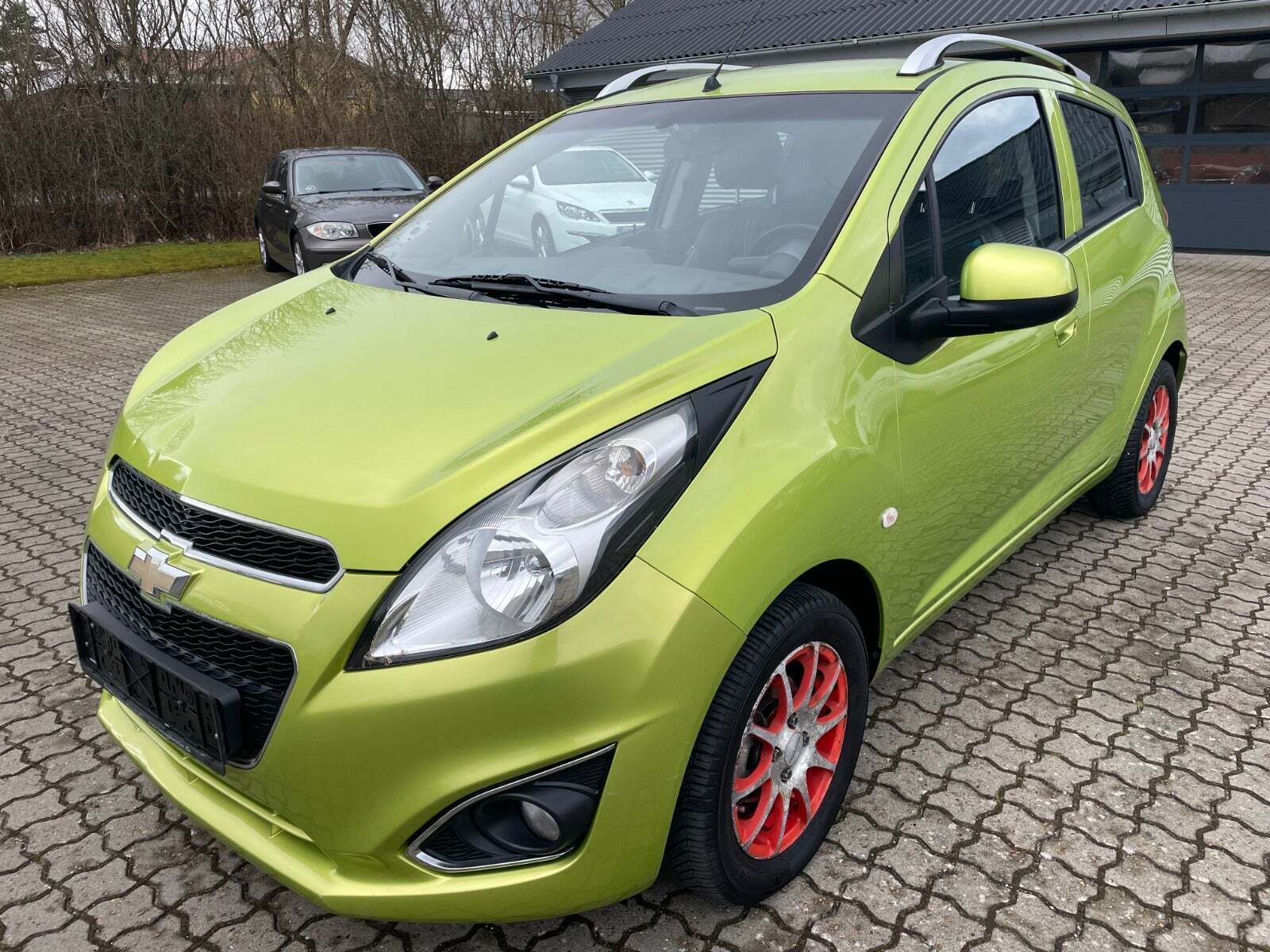 Grøn Chevrolet Spark fra 2013 set udefra
