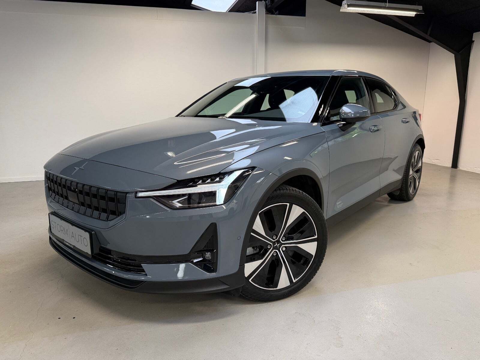 Grå Polestar 2 fra 2023 set udefra