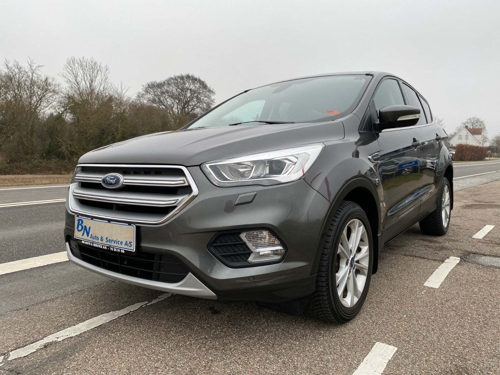 Grå Ford Kuga fra 2018 set udefra