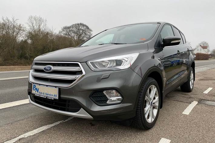 Grå Ford Kuga fra 2018 set udefra
