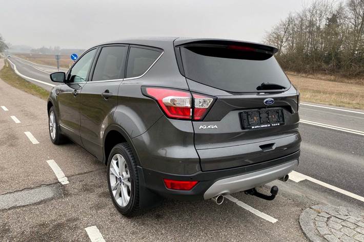 Grå Ford Kuga fra 2018