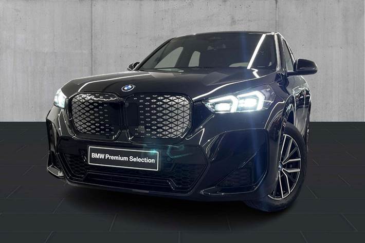 Sort BMW iX1 fra 2024 set udefra