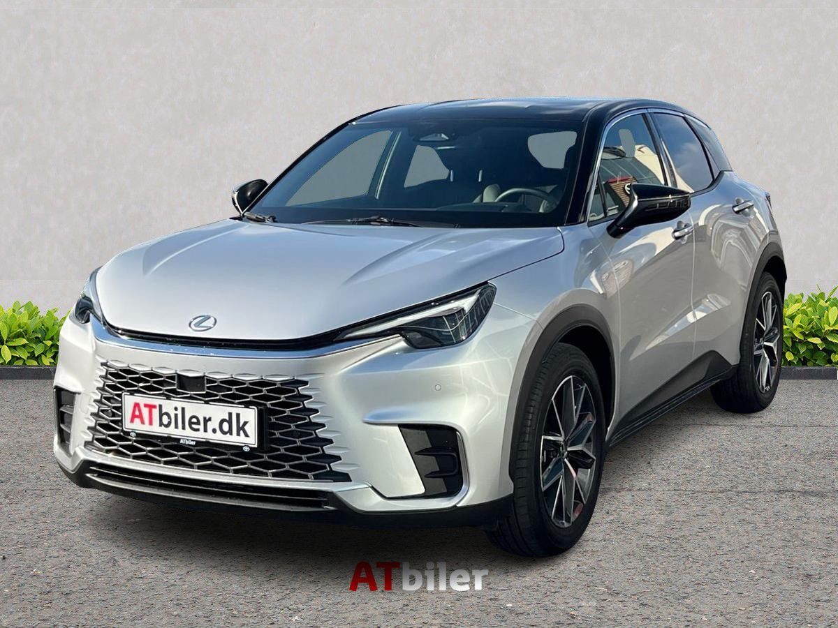 Sølv Lexus LBX fra 2024 set udefra