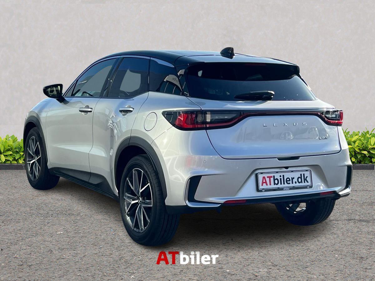 Sølv Lexus LBX fra 2024