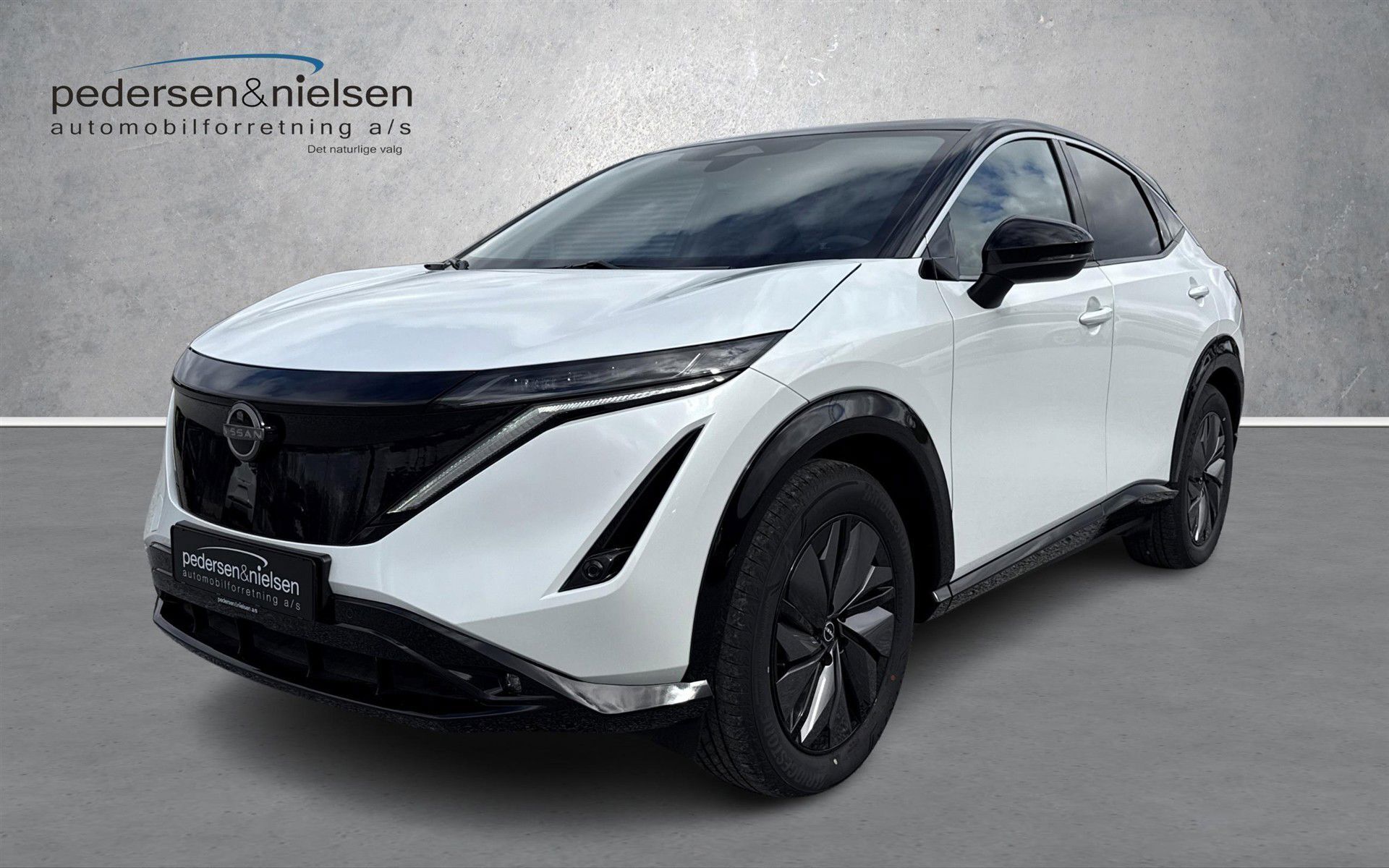Hvid Nissan Ariya fra 2025 set udefra