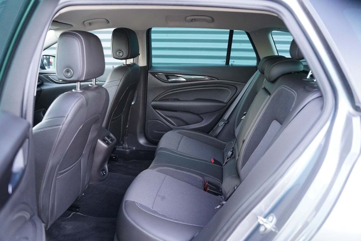 Grå Opel Insignia fra 2018