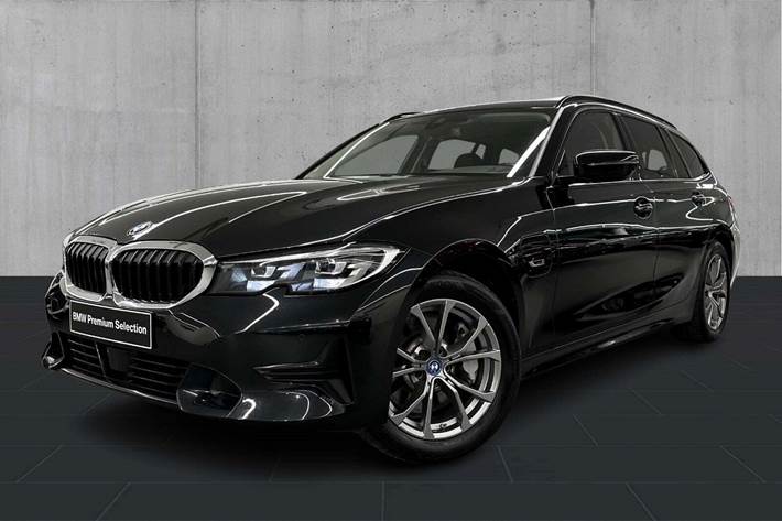 Sort BMW 330e fra 2022 set udefra