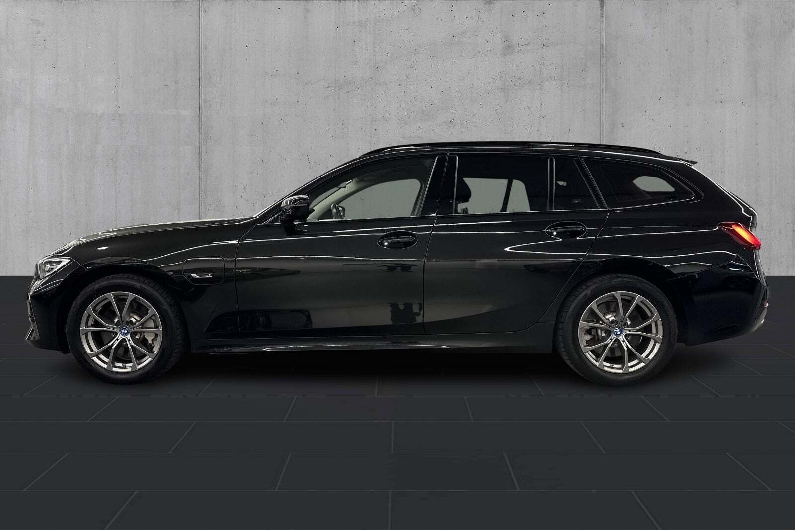 Sort BMW 330e fra 2022