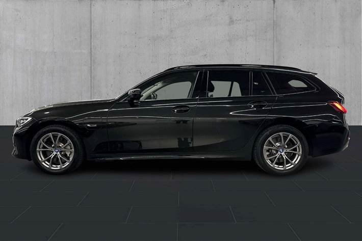 Sort BMW 330e fra 2022