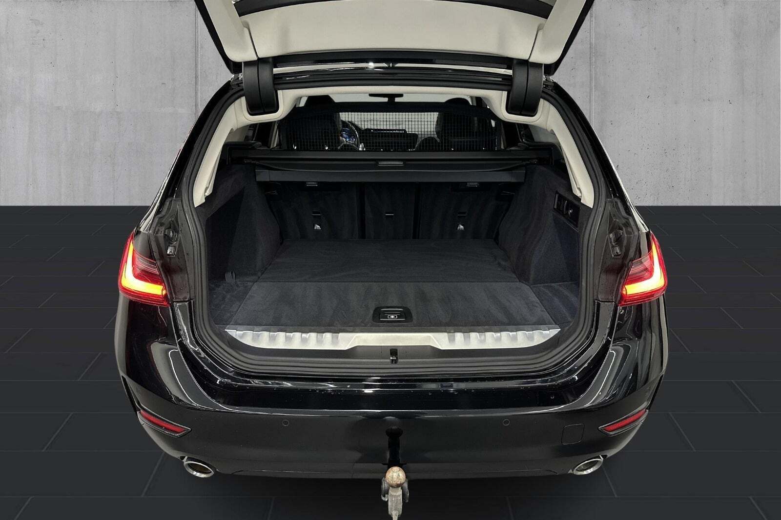 Sort BMW 330e fra 2022