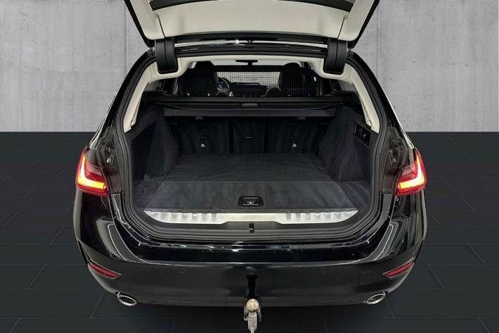 Sort BMW 330e fra 2022