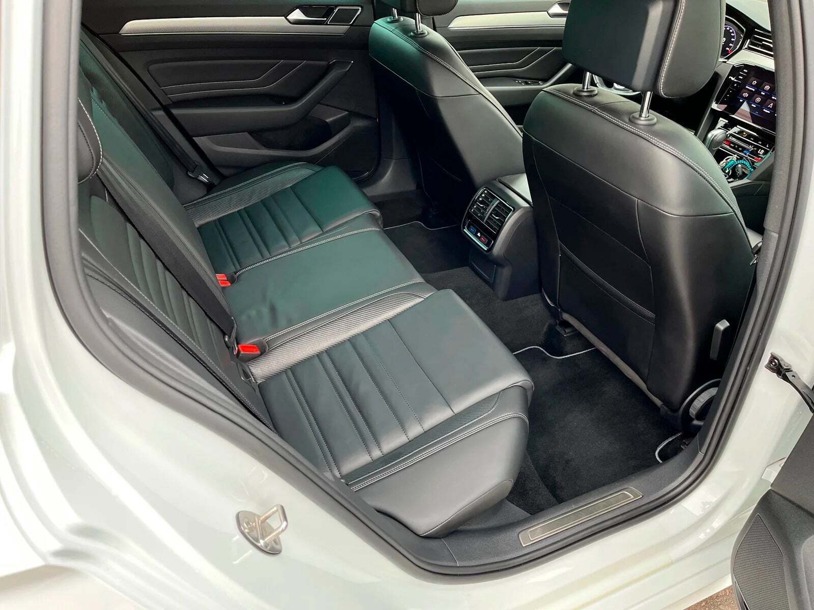 Hvid VW Passat fra 2021