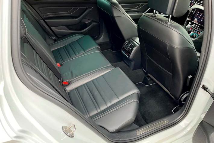 Hvid VW Passat fra 2021