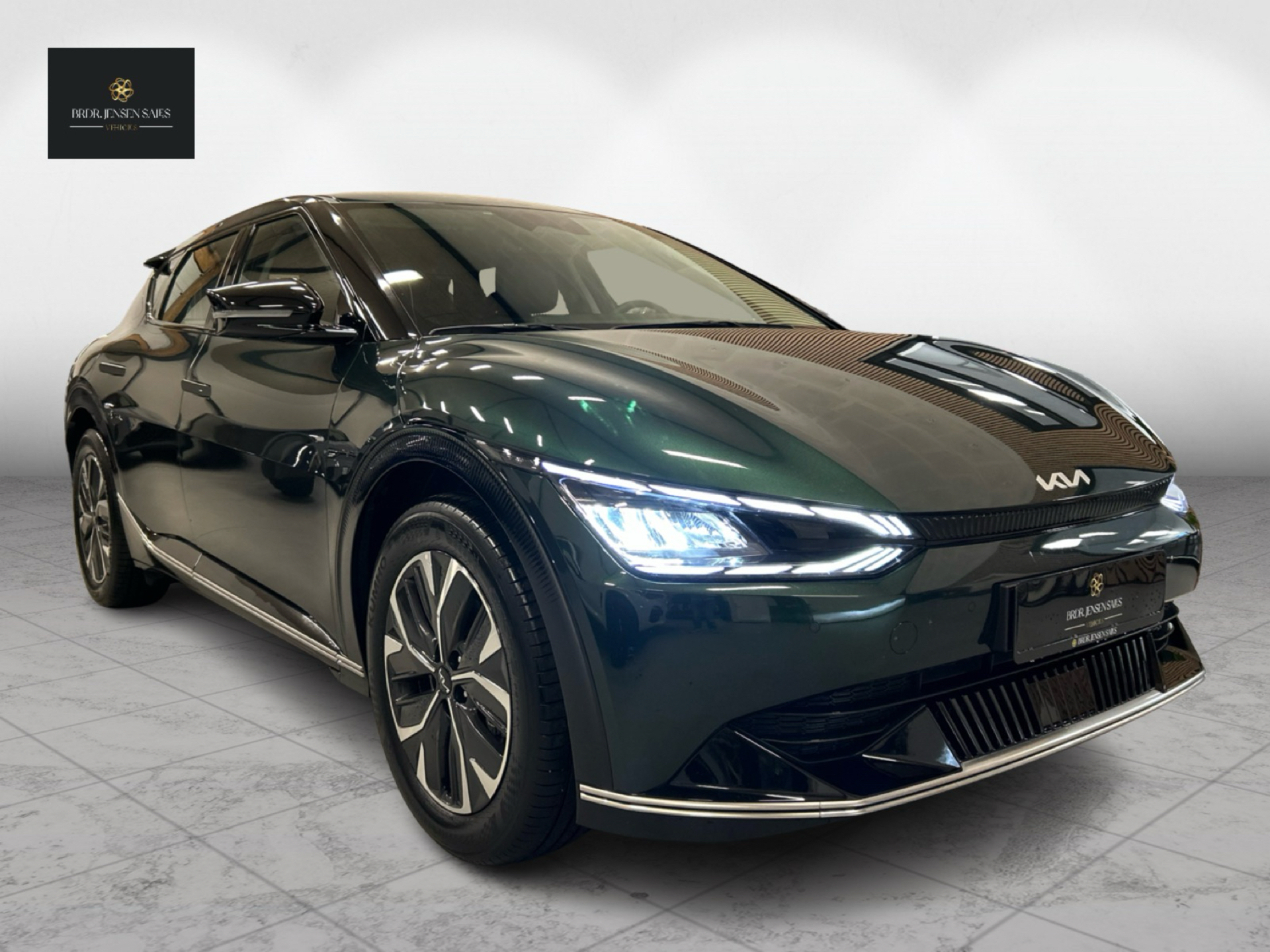 Grøn Kia EV6 fra 2024 set udefra
