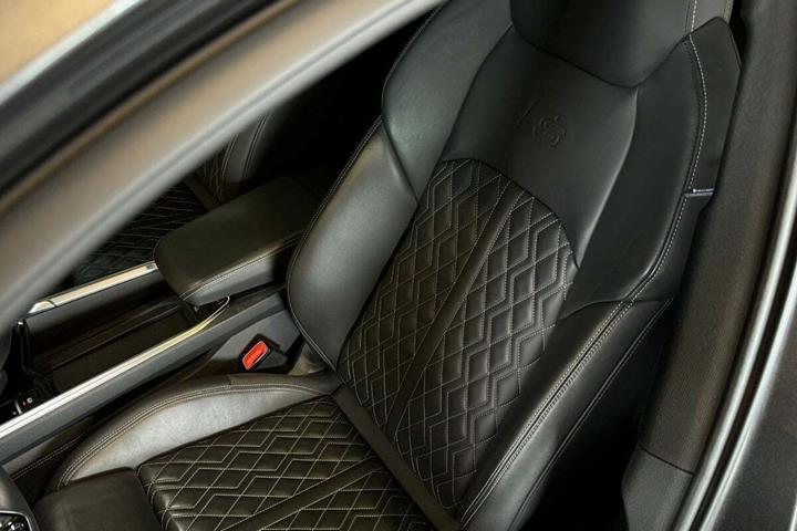 Sølv Audi e-tron fra 2022