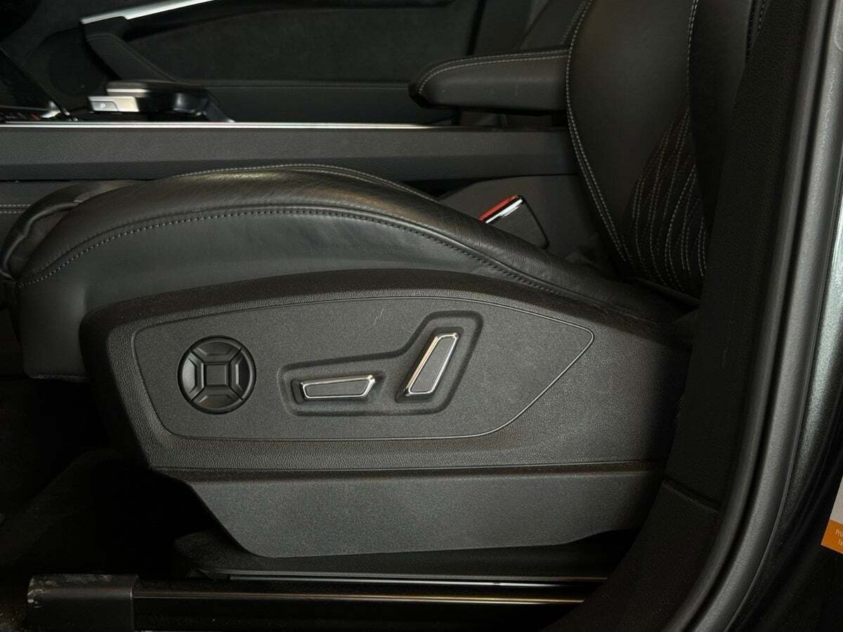 Sølv Audi e-tron fra 2022