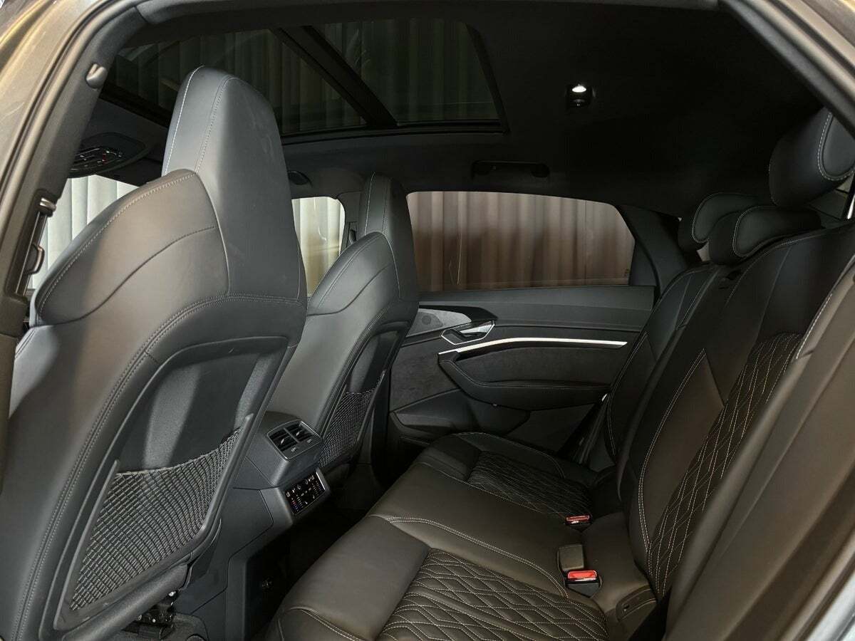 Sølv Audi e-tron fra 2022