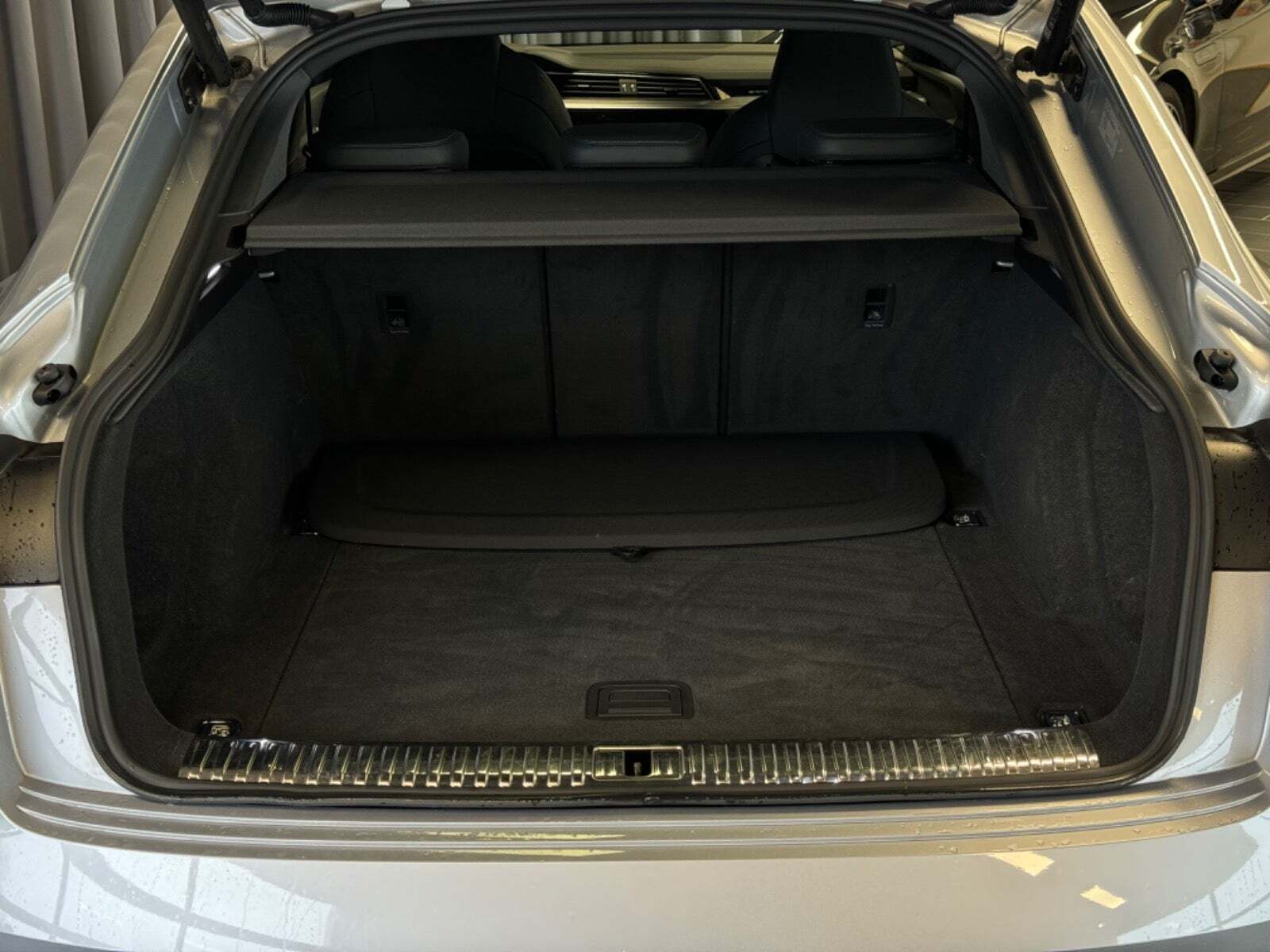 Sølv Audi e-tron fra 2022