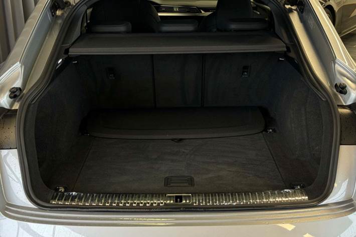 Sølv Audi e-tron fra 2022