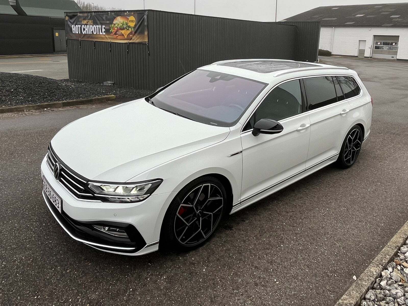 Hvid VW Passat fra 2021 set udefra