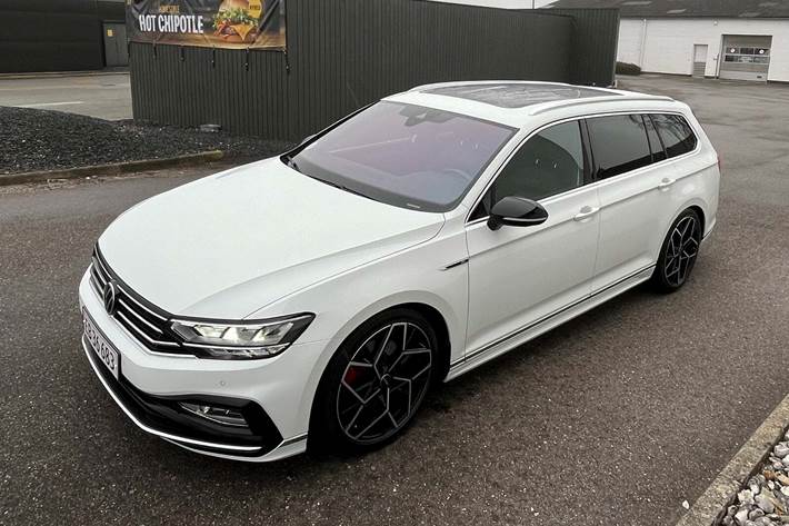 Hvid VW Passat fra 2021 set udefra