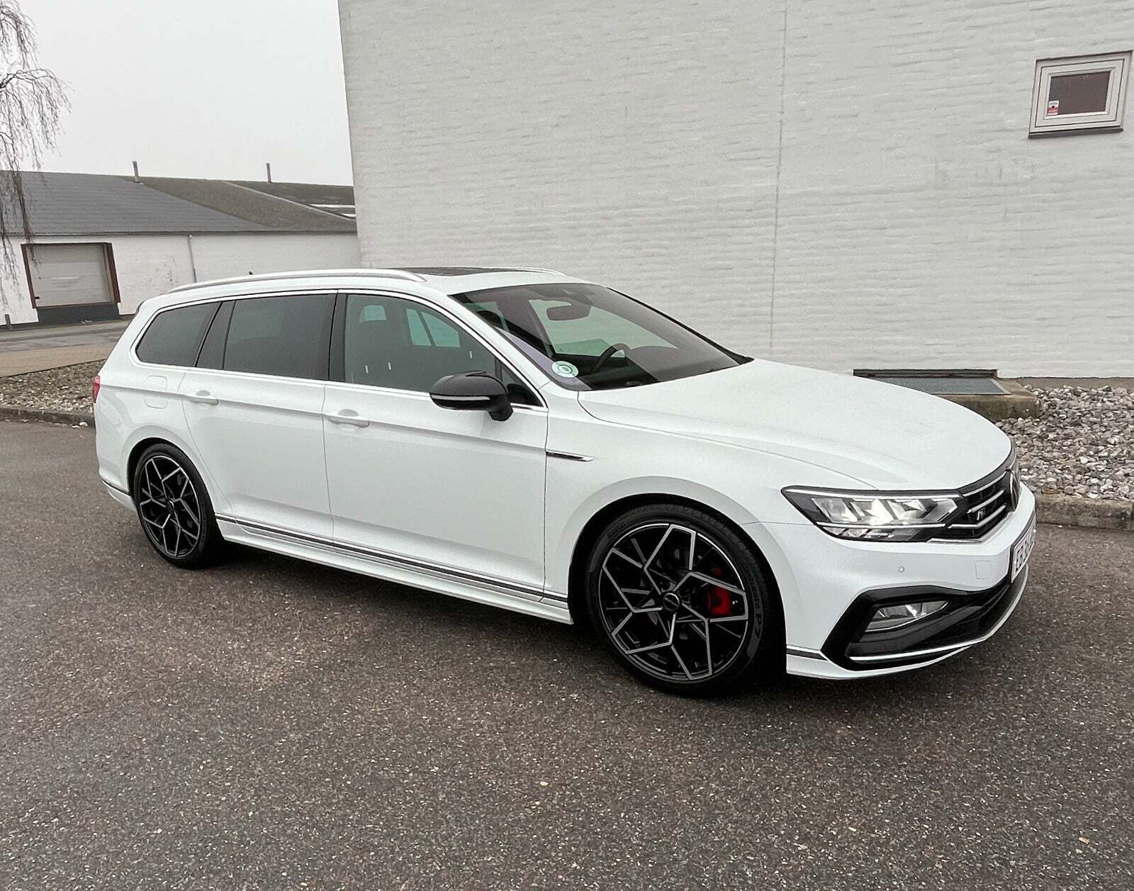 Hvid VW Passat fra 2021