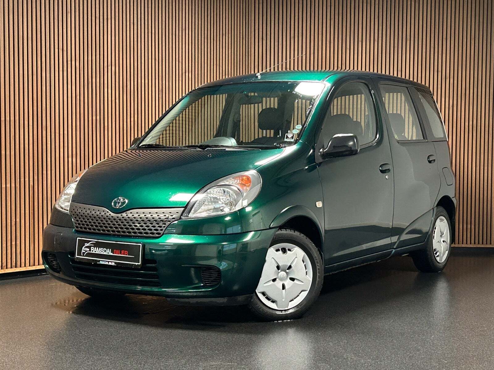 Grøn Toyota Yaris Verso fra 2000