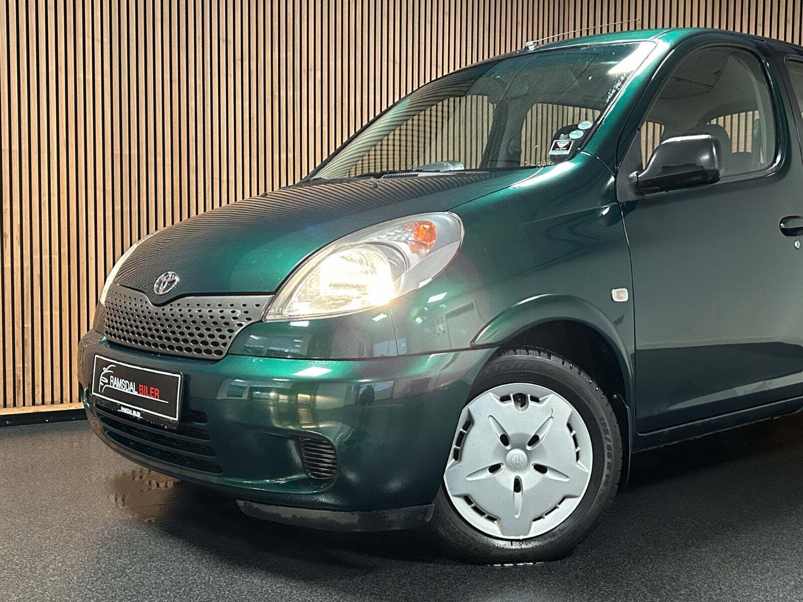 Grøn Toyota Yaris Verso fra 2000 set udefra