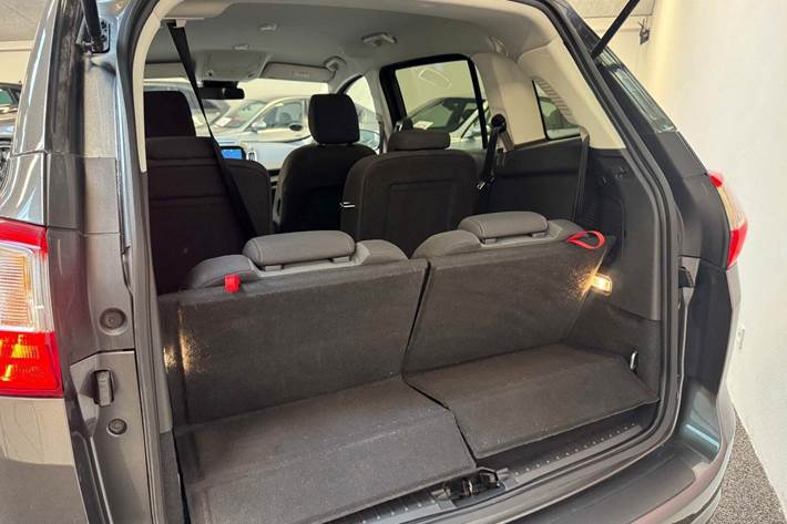 Grå Ford Grand C-Max fra 2016 set indefra