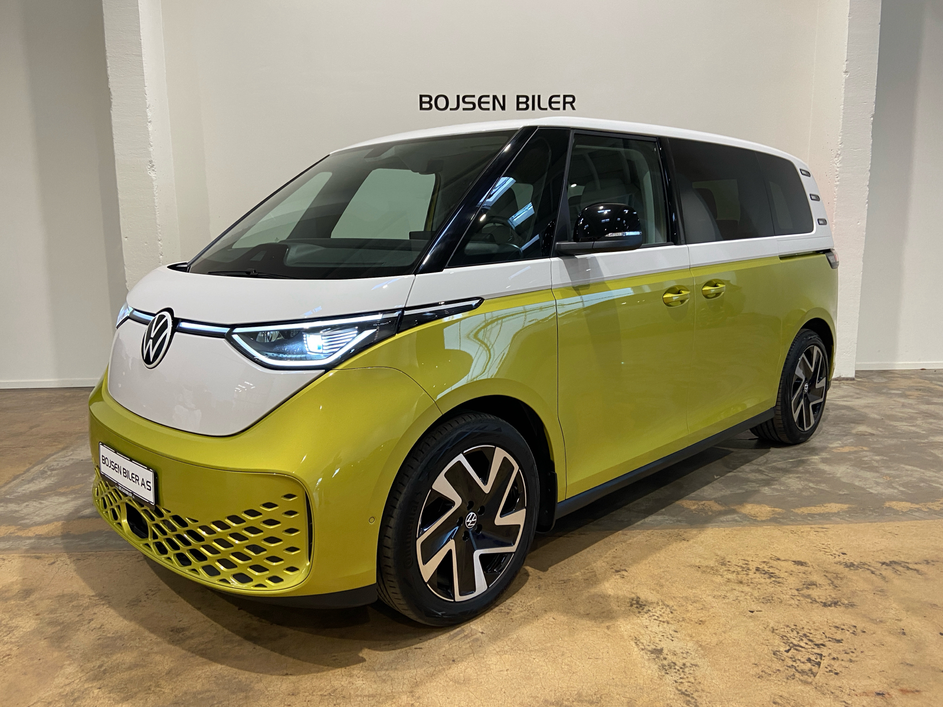 Gul VW ID.Buzz fra 2023 set udefra