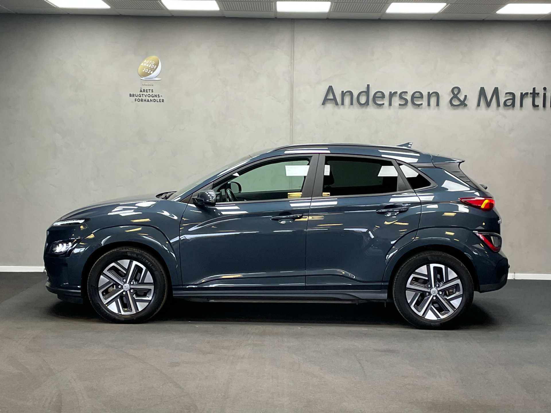 Blå Hyundai Kona fra 2022