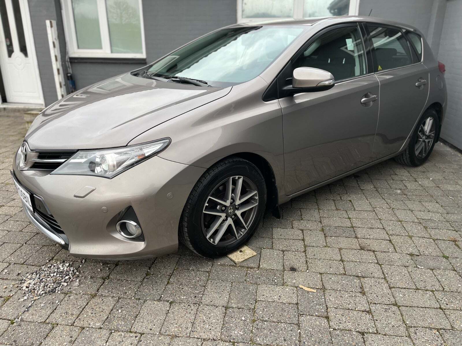 Beige Toyota Auris fra 2012 set udefra
