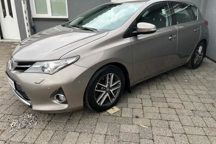 Beige Toyota Auris fra 2012 set udefra