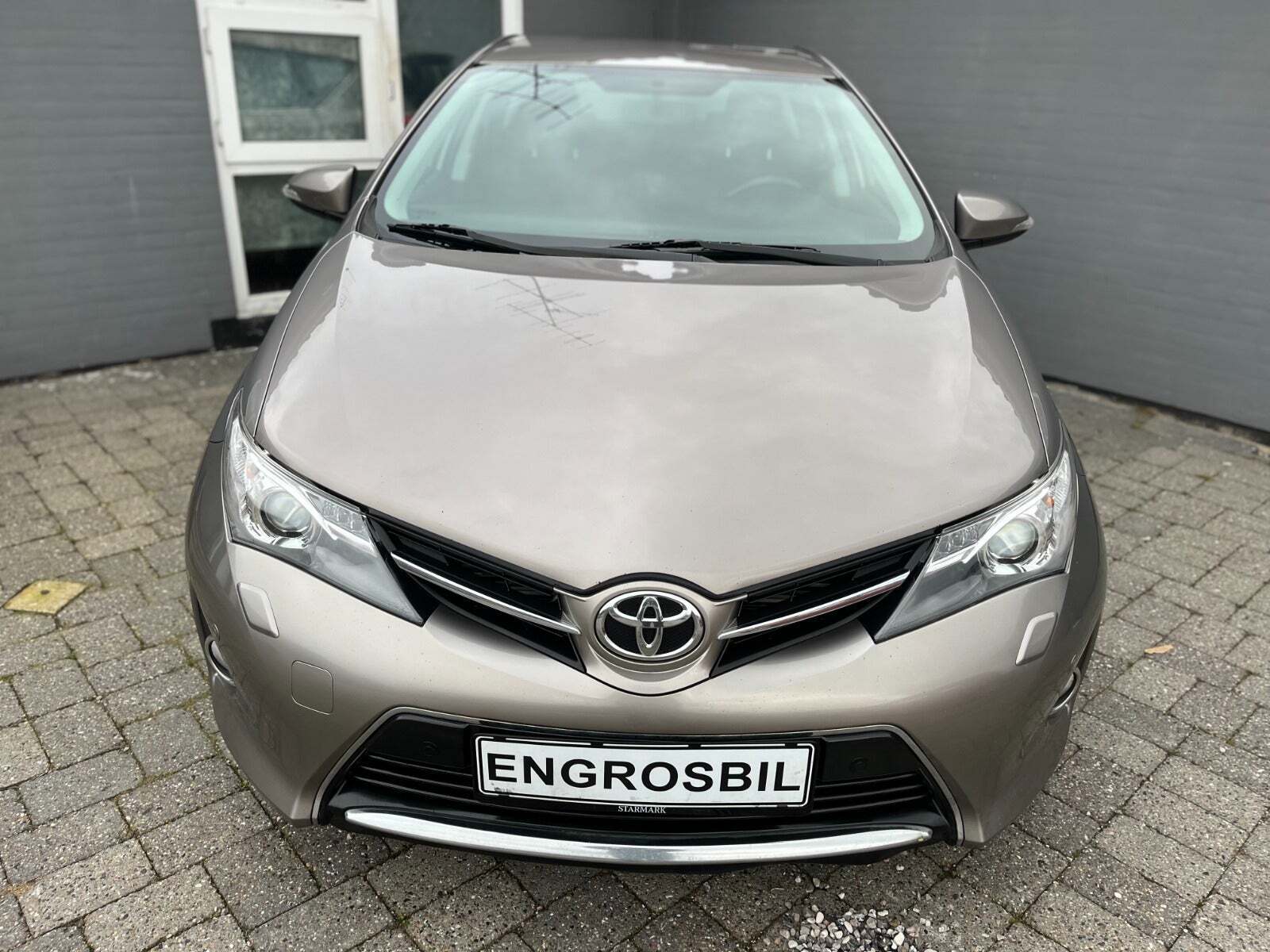 Beige Toyota Auris fra 2012